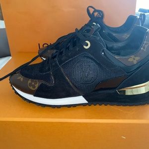 AUTHENTIC run away Louis Vuitton. sneaker
